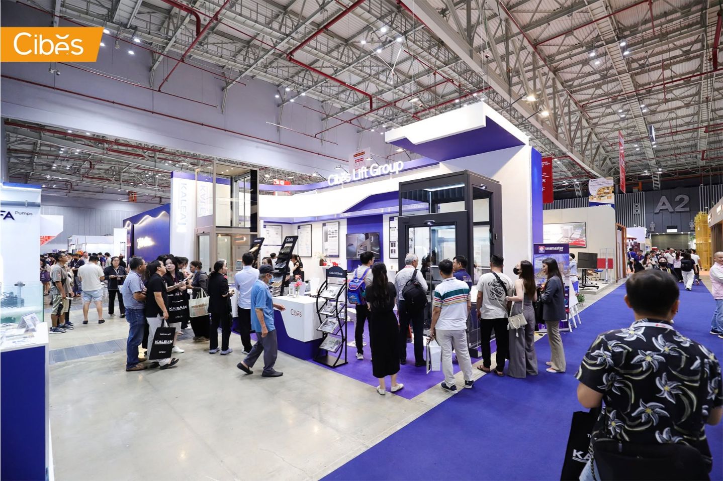 Khách tham quan trải nghiệm thang máy gia đình Cibes Air 2